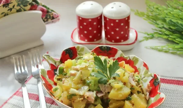 Фото блюда: Салат с копченой курицей и сельдереем