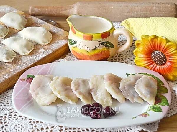 Фото блюда: Творожные вареники с вишней