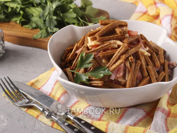 Фото блюда: Салат с плавленым сыром, помидорами и сухариками