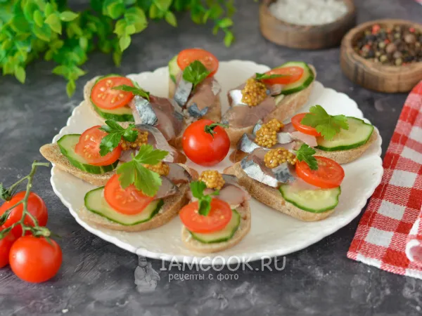 Фото блюда: Бутерброды с соленой скумбрией