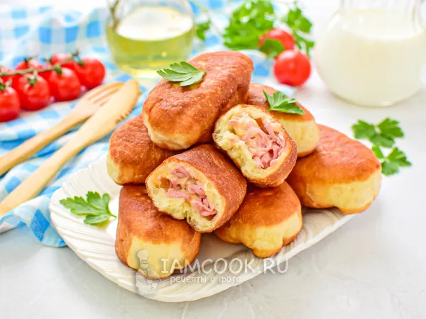 Фото блюда: Пирожки с колбасой и сыром на сковороде