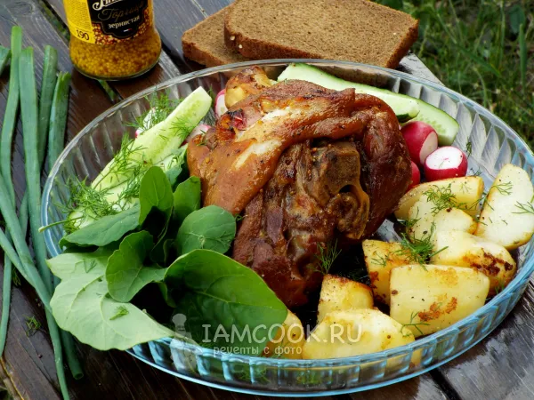 Фото блюда: Рулька в пиве в казане на костре