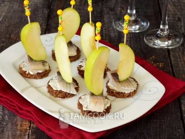 Фото блюда: Канапе с селедкой и черным хлебом