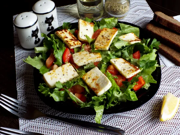 Фото блюда: Салат с жареным адыгейским сыром