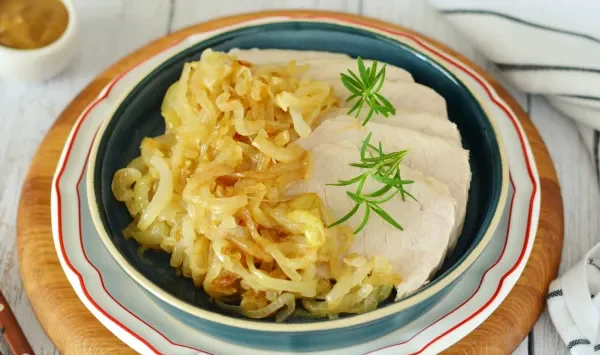 Фото блюда: Вареное мясо (свинина) с луком