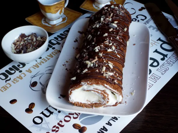 Фото блюда: Медовый рулет со сметанным кремом