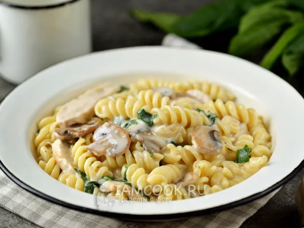 Фото блюда: Паста с курицей, грибами и шпинатом