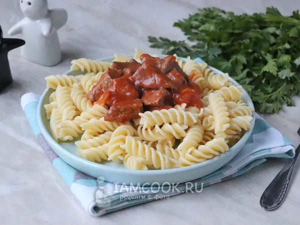 Фото блюда: Гуляш из говядины с макаронами