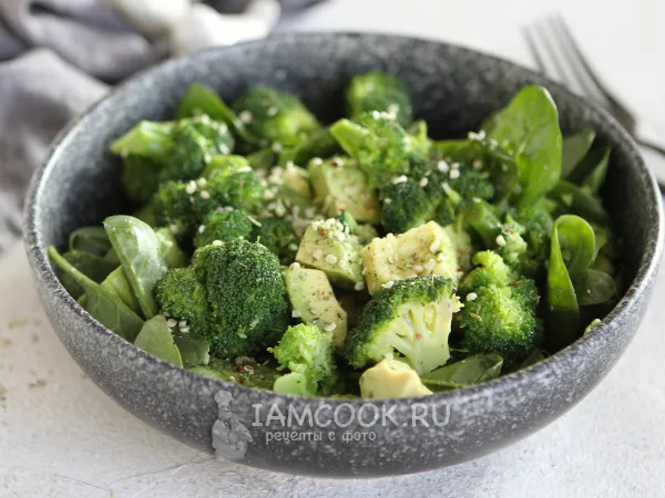 Фото блюда: Зеленый салат с авокадо и брокколи