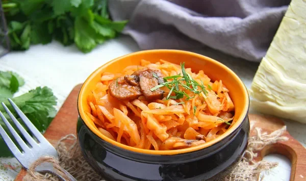 Фото блюда: Солянка с капустой и шампиньонами на сковороде