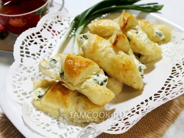 Фото блюда: Слоеные рогалики с творогом и зеленым луком