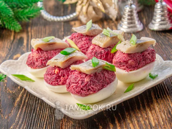 Фото блюда: Яйца, фаршированные селедкой под шубой