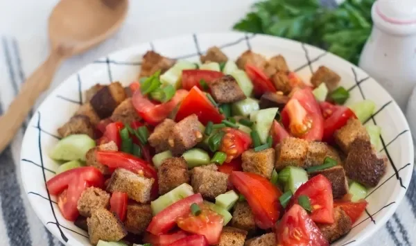 Фото блюда: Салат с помидорами, огурцами и сухариками