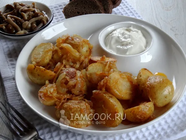 Фото блюда: Молодая картошка с луком на сковороде