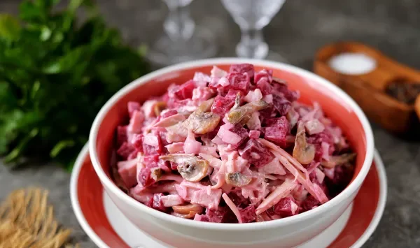 Фото блюда: Салат с курицей, грибами и свеклой