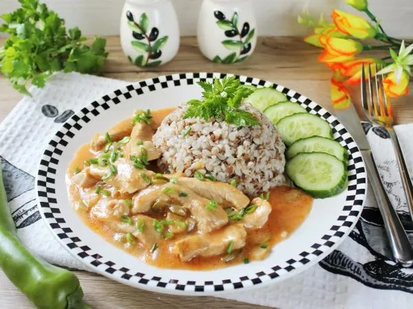 Фото блюда: Бефстроганов из свинины с солеными огурцами