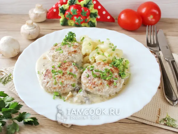 Фото блюда: Котлеты в грибном соусе на сковороде