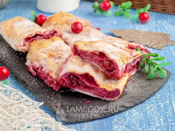 Фото блюда: Ленивый штрудель из лаваша с вишней