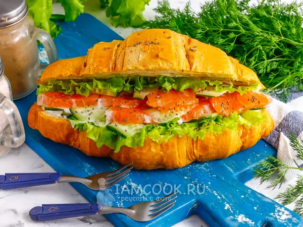 Фото блюда: Бутерброд из круассана с семгой и сливочным сыром