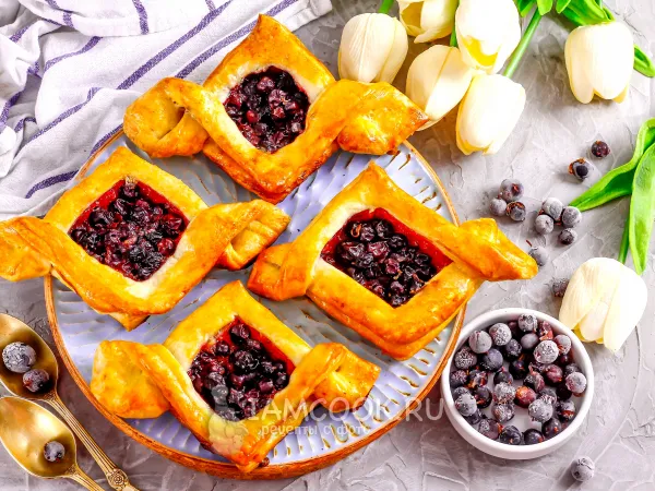 Фото блюда: Слойки со смородиной (из готового слоеного теста)