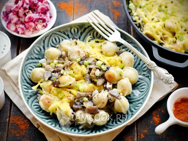 Фото блюда: Жареные пельмени с вешенками и сыром