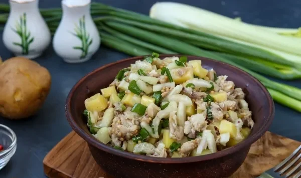 Фото блюда: Картофельный салат со скумбрией и сельдереем
