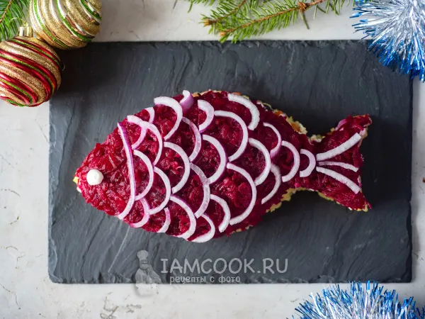 Фото блюда: Селедка под шубой в форме рыбы