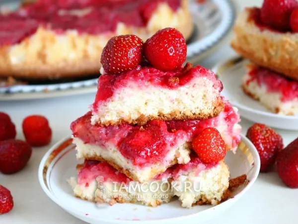 Фото блюда: Шарлотка с клубникой в духовке