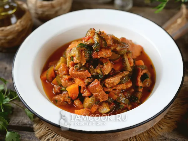 Фото блюда: Тушеная свинина с солеными огурцами