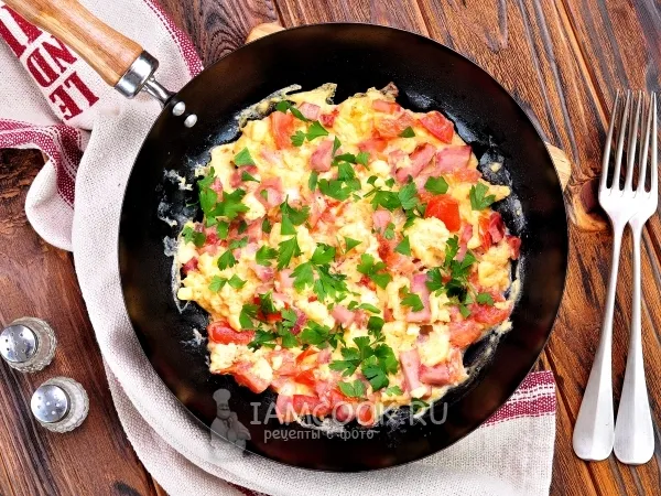 Фото блюда: Омлет с помидорами и колбасой