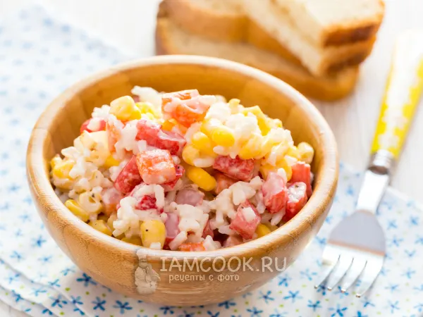 Фото блюда: Салат с крабовыми палочками, рисом, кукурузой и жареным луком