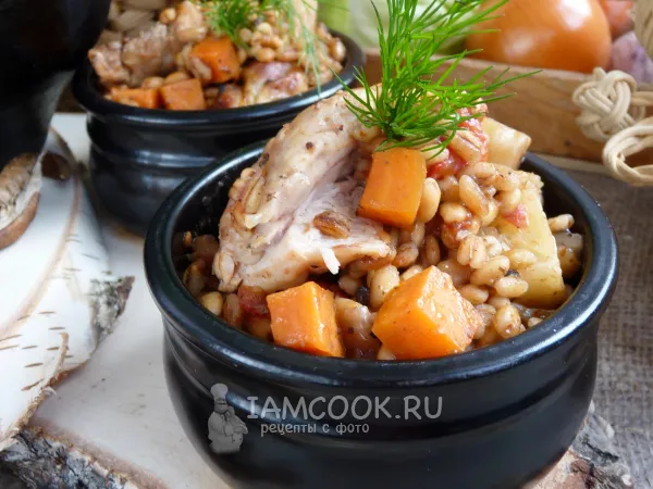 Фото блюда: Перловка с овощами и куриными голенями в горшочке