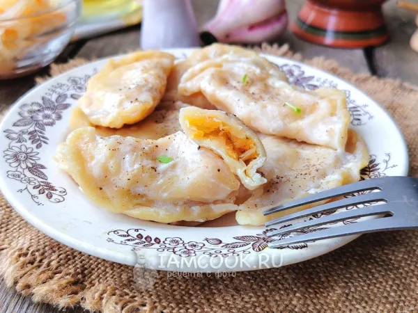 Фото блюда: Вареники с жареной квашеной капустой