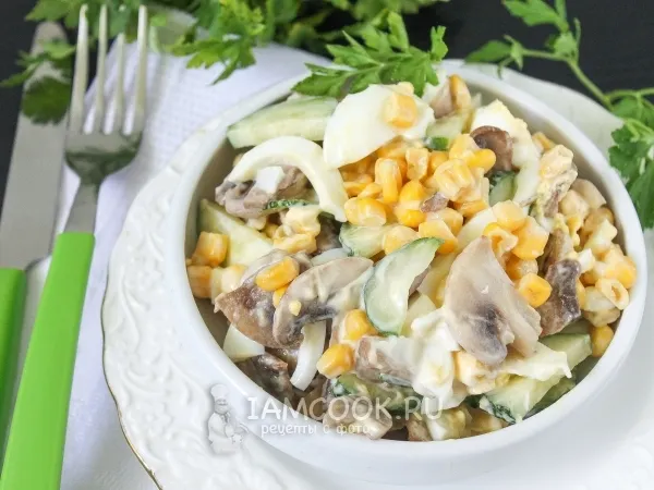 Фото блюда: Салат с шампиньонами и кукурузой