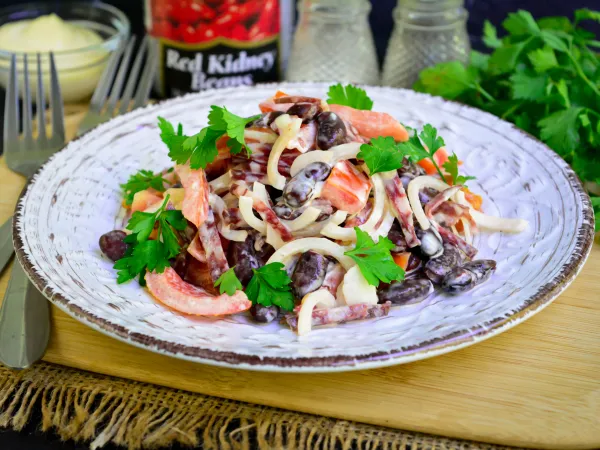 Фото блюда: Салат с красной фасолью и колбасой