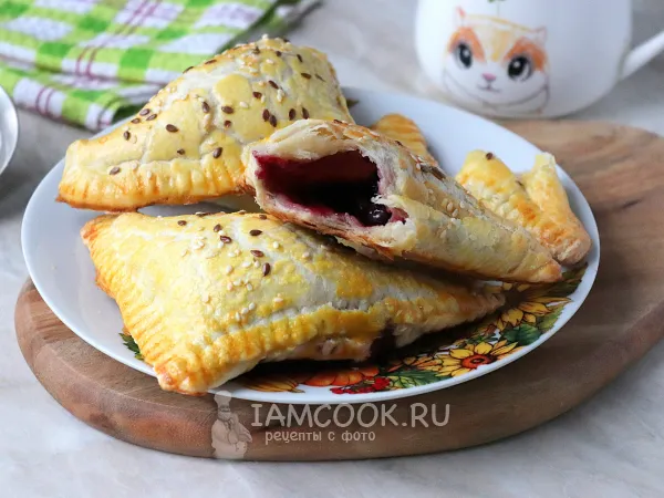 Фото блюда: Слойки с замороженными ягодами (из готового слоеного теста)