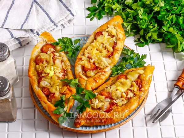 Фото блюда: Хачапури с сосисками и сыром (из слоеного теста)