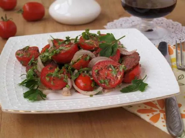 Фото блюда: Салат с чоризо и помидорами