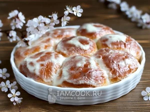 Фото блюда: Булочки с черной смородиной в сметанной заливке