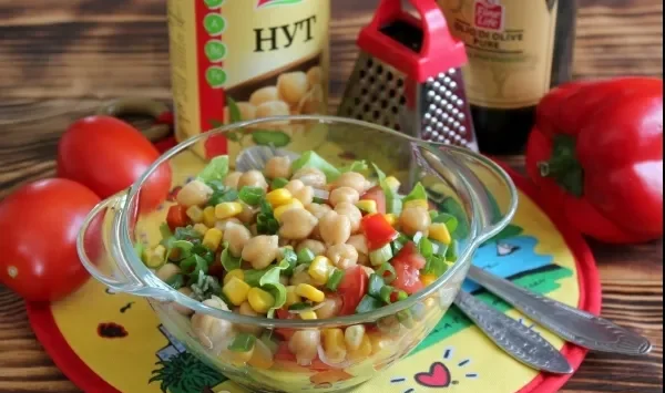Фото блюда: Салат с нутом и кукурузой