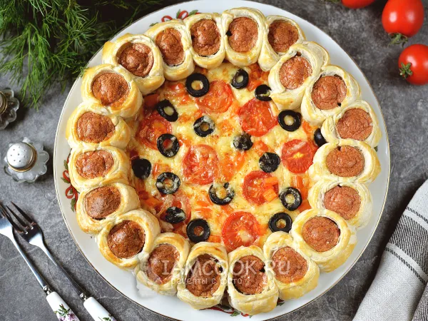 Фото блюда: Пицца из сосисок в тесте