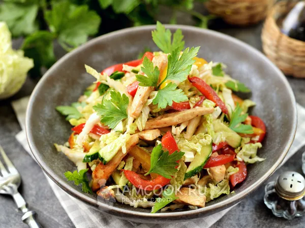 Фото блюда: Теплый салат с пекинской капустой и курицей