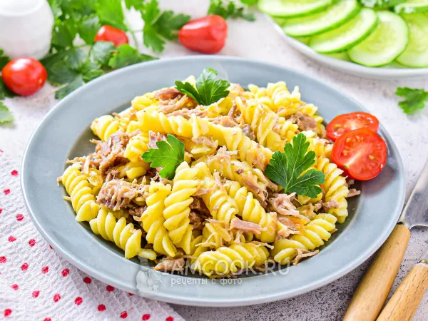 Фото блюда: Макароны с тушенкой на сковороде с луком