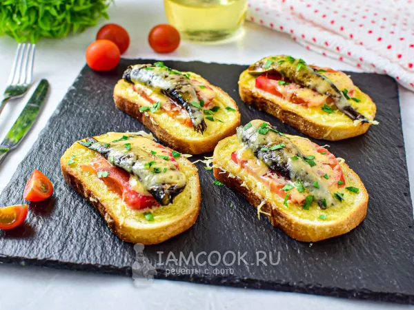 Фото блюда: Горячие бутерброды со шпротами, помидорами и сыром в духовке
