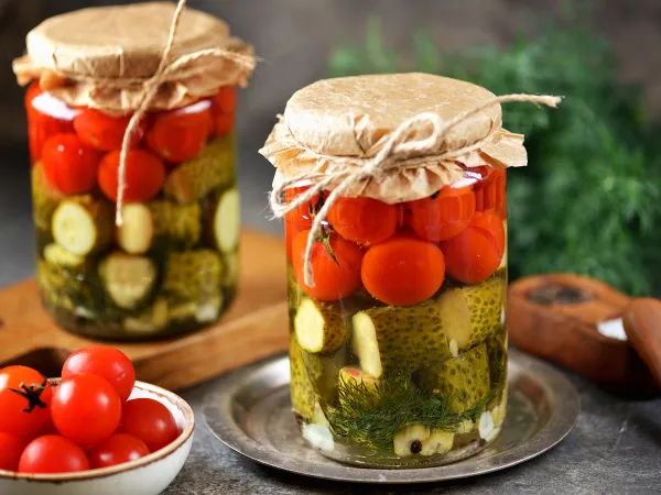 Фото блюда: Маринованные огурцы с помидорами черри на зиму
