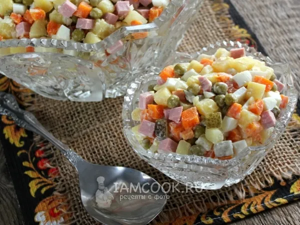 Фото блюда: Салат «Зимний» с колбасой (классический рецепт)