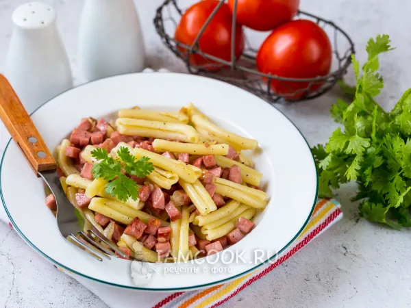 Фото блюда: Макароны с колбасой и луком
