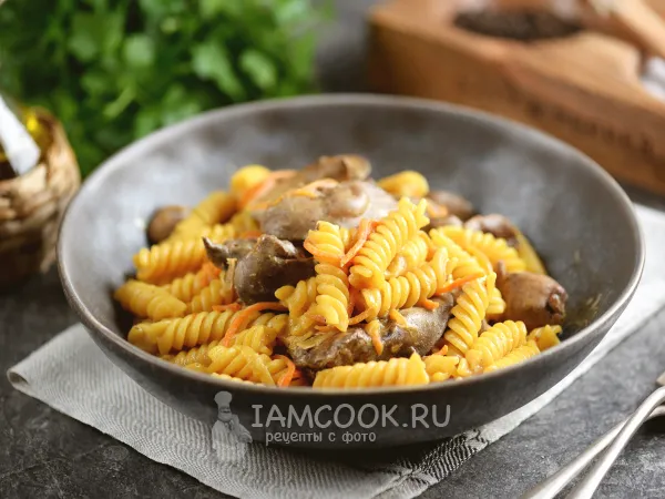 Фото блюда: Куриная печень в сметане с макаронами