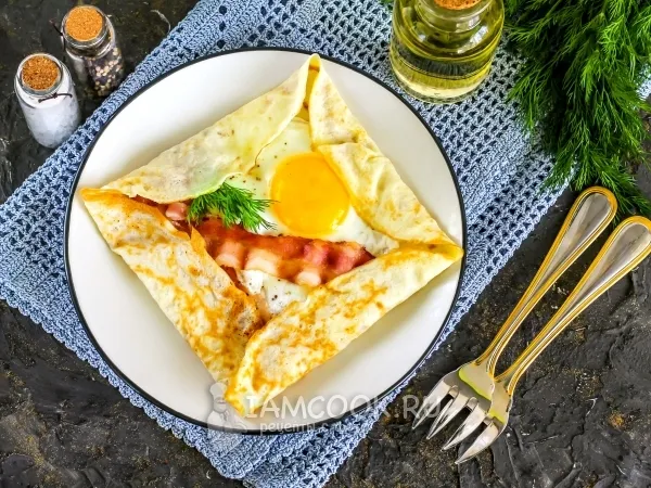 Фото блюда: Блин-галета с яичницей и беконом