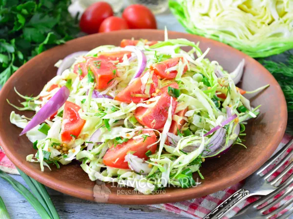 Фото блюда: Салат из молодой капусты с помидорами